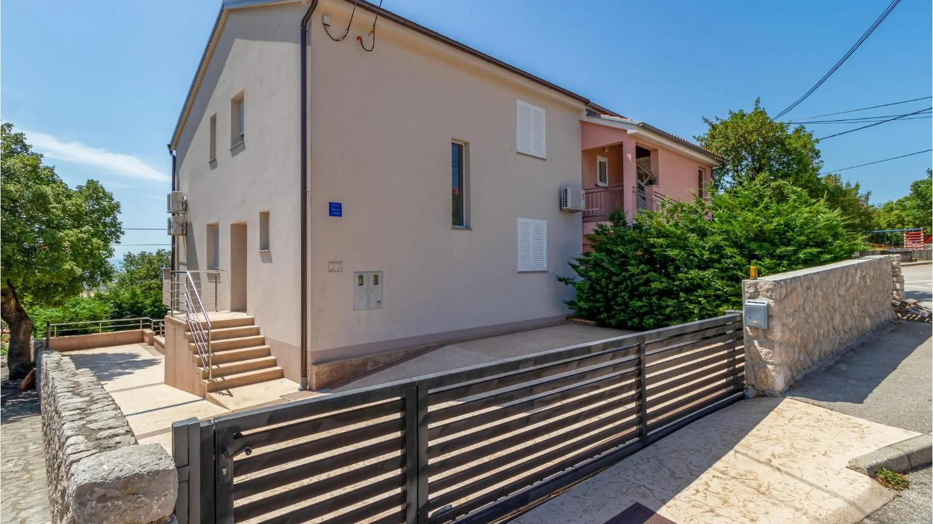 Holiday home Cozy Home In Smrika With House Sea View